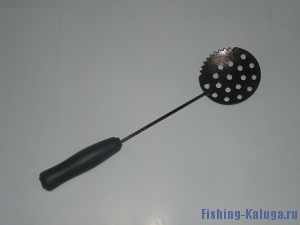 Черпак рыболовный зубчатый с ручкой из ЭВА,окрашенный(ф90х300,б=1,5)